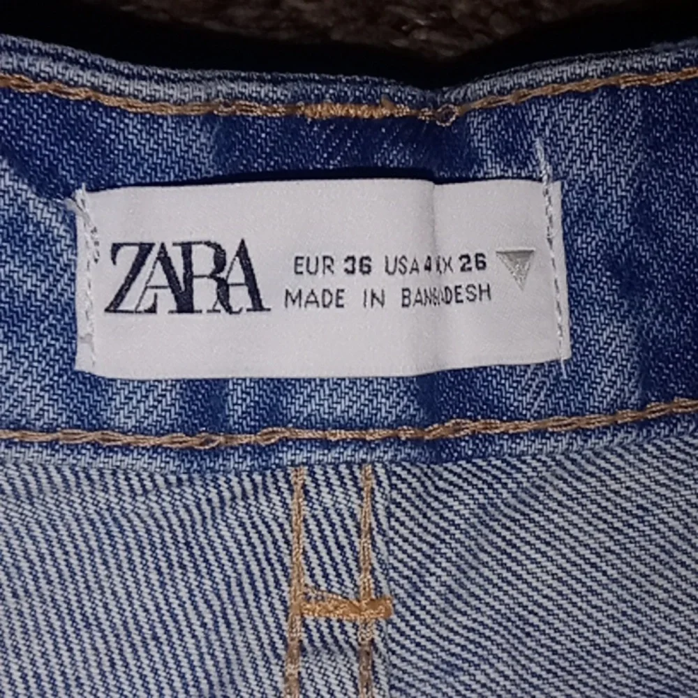 Distressed jeans - Picture 2 of 3